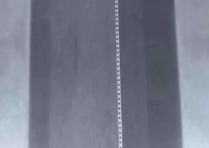 熔喷布上的微孔.jpg 熔喷布上的微孔.jpg