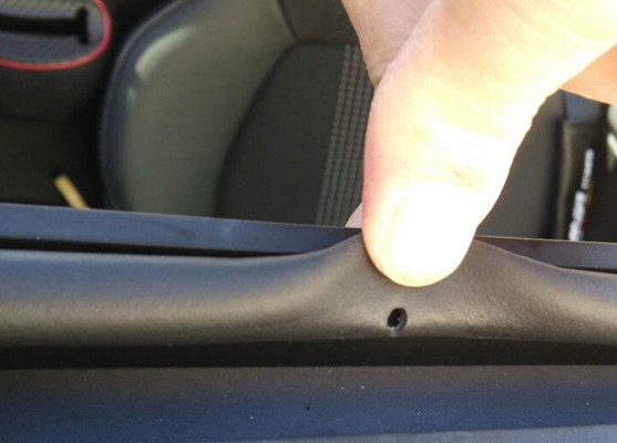 汽车密封条钻孔.jpg 汽车密封条钻孔.jpg