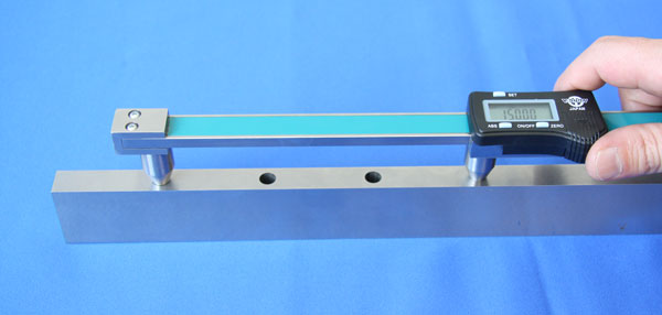 圆孔中心距测量.jpg 圆孔中心距测量.jpg