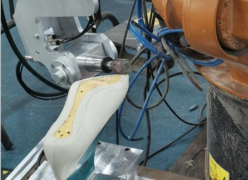 机械手鞋底打磨去毛刺.jpg 机械手鞋底打磨去毛刺.jpg