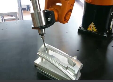 铝铸件自动换刀电主轴去毛刺.jpg 铝铸件自动换刀电主轴去毛刺.jpg