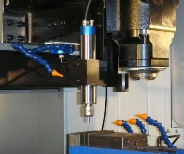 大力矩<a href='gaosuzhuzhou.htm' class='keys' title='点击查看关于电主轴的相关信息' target='_blank'>电主轴</a>彩博888BMS-4020钻孔.jpg 大力矩电主轴BMS-4020钻孔.jpg