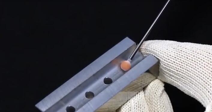 手动去除交叉孔毛刺.jpg 手动去除交叉孔毛刺.jpg