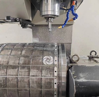 加工中心钻小孔.jpg 加工中心钻小孔.jpg