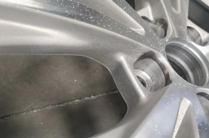 汽车轮毂去毛刺.jpg 汽车轮毂去毛刺.jpg