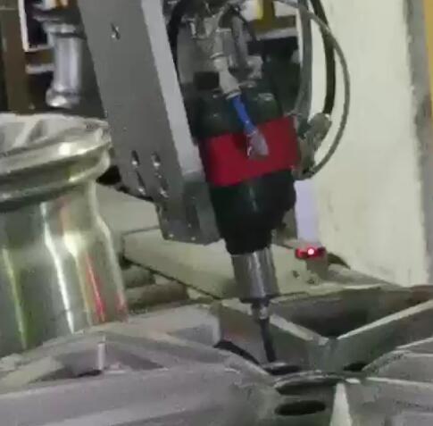 汽车轮毂去毛刺.jpg 汽车轮毂去毛刺.jpg