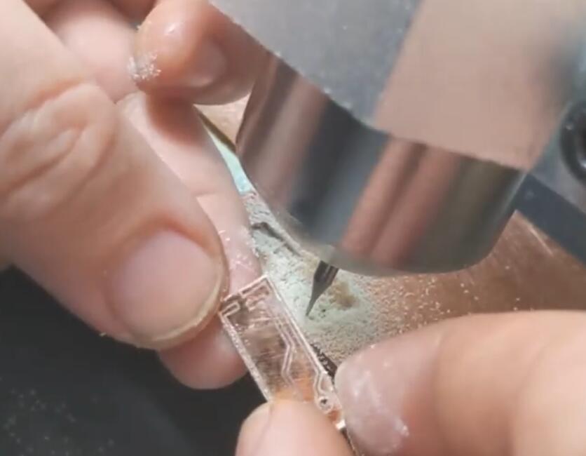 亚克力切割钻孔.jpg 亚克力切割钻孔.jpg