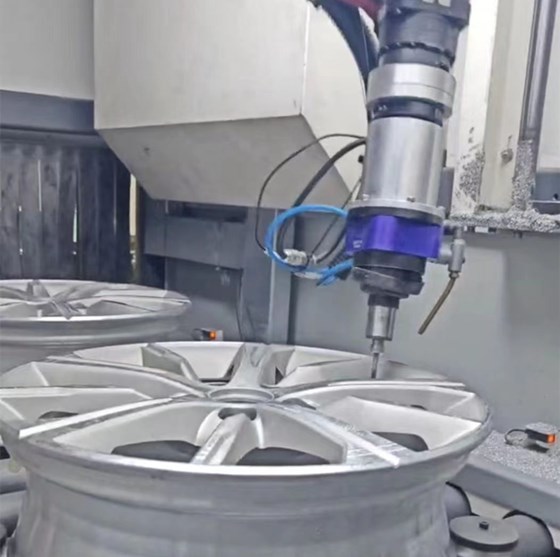 机械臂去轮毂毛刺.jpg 机械臂去轮毂毛刺.jpg